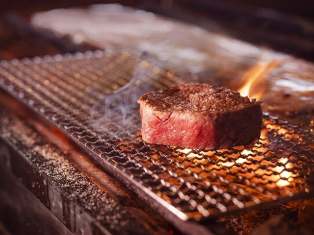 Enjoy luxurious charcoal-grilled dishes made with premium ingredients in Gion, where food enthusiasts gather.