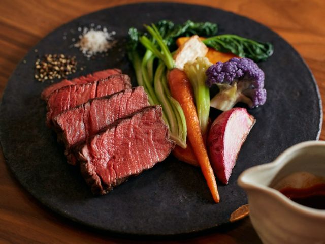 편안하게 쉴 수 있는 도시의 오아시스 같은 올데이 다이닝