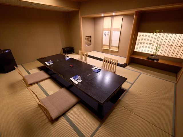 Recommended restaurants around the Imperial Palace, a famous cherry blossom spot in Tokyo.