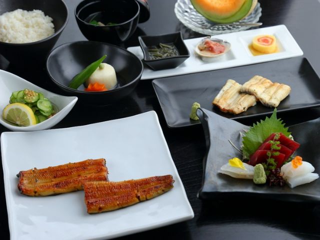 오랜 전통의 맛을 이어받은 장어 요리를 스타일리시한 공간에서