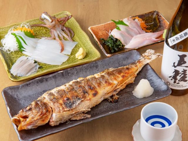 元漁夫的大將購買當季的新鮮魚類，製作的海邊料理廣受好評