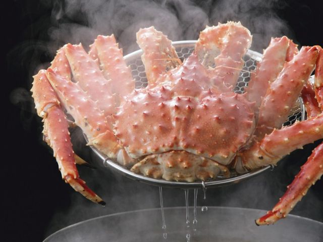 活蟹热乎乎的!可以尽情享受函馆的海鲜食材的居酒屋