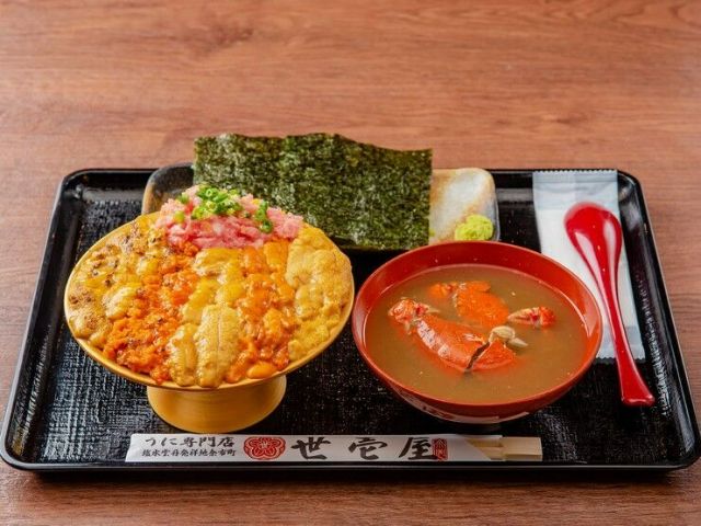 豪华盛满海胆的丼饭,分量十足,冲击力极强