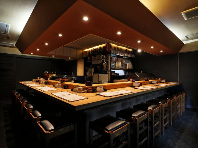 雞的稀有部位一字排開的白金燒鳥店