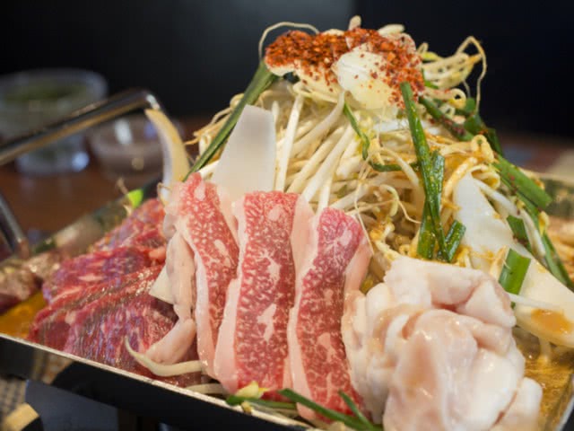 8.牛豬對戰 買下一整頭品牌牛、阿古豬的肉料理專門店（燒肉）