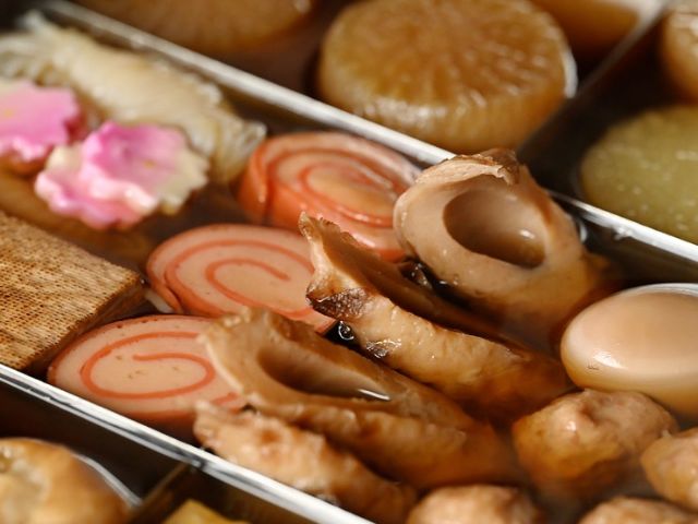 Oden, seafood, and local sake. Enjoy Kanazawa's gourmet food in Higashi Chaya District.