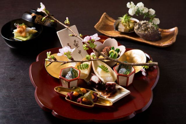 Limited to four groups for both lunch and dinner. The seasonal ingredients of Kanazawa and the beautiful presentation are truly impressive.