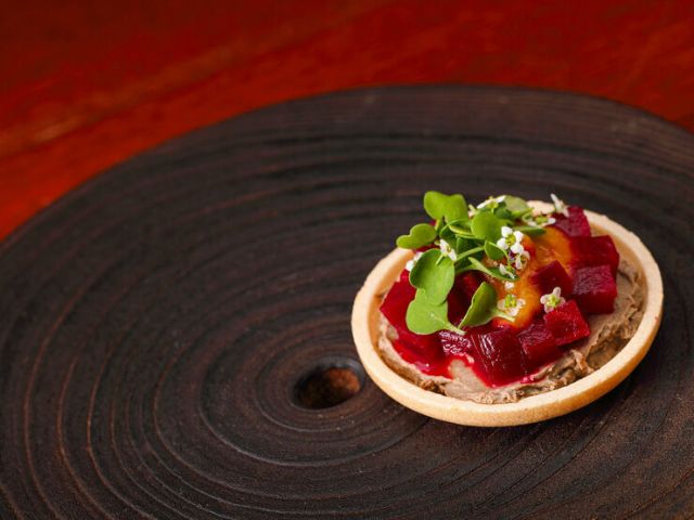 Modern French cuisine with a focus on seasonal blessings from Kanazawa, featuring a variety of small dishes.
