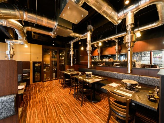 Enjoy a luxurious dining experience with a yakiniku that starts and ends with tongue in a restaurant.