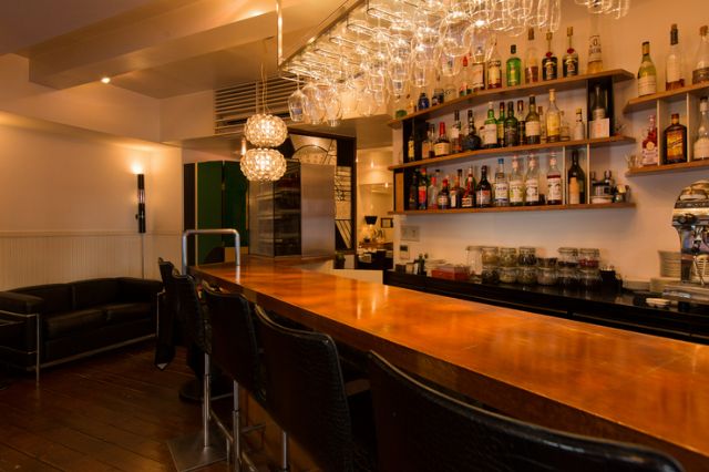 A private room is recommended at the restaurant [Les enfants gates], which offers a sense of openness while being discreet.