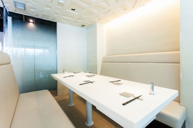In a stylish space dominated by white, one can indulge in exquisite chicken dishes.