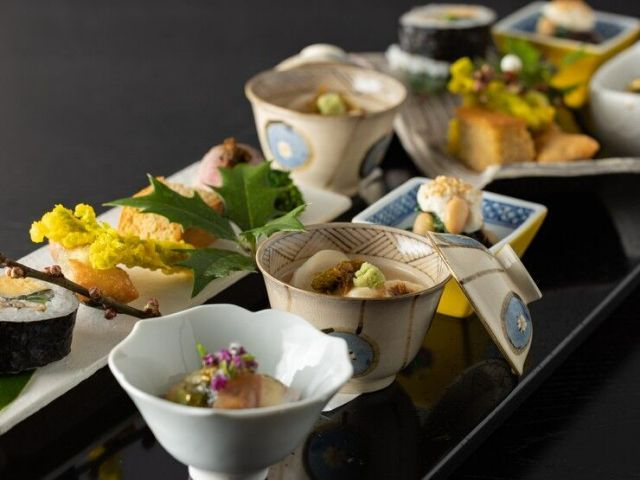 Enjoy the pinnacle of Japanese cuisine in a special space surrounded by art.
