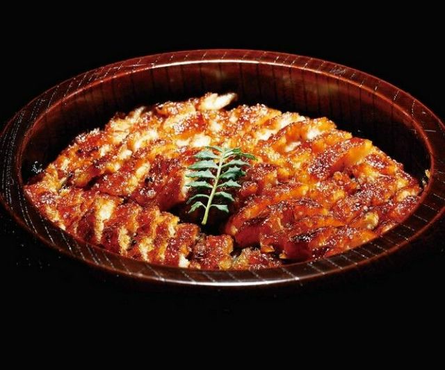 전통과 숙련된 기술이 만들어내는, 행복한 장어 요리