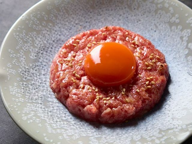 肉職人精選特選黑毛和牛，使用備長炭燒烤而成