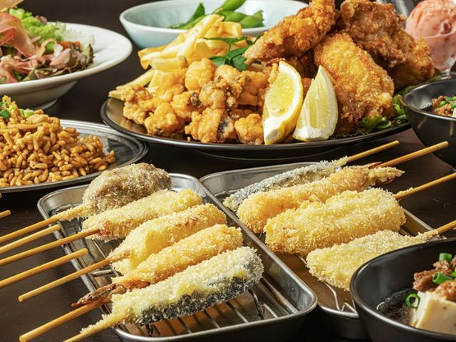 역에서 바로, 인기 있는 아메요코에서 엄선된 재료로 만든 꼬치튀김을 맛보세요.