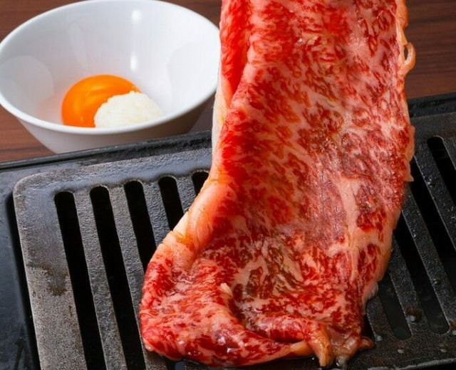 一头买黑毛和牛烧肉在讲究的空间里
