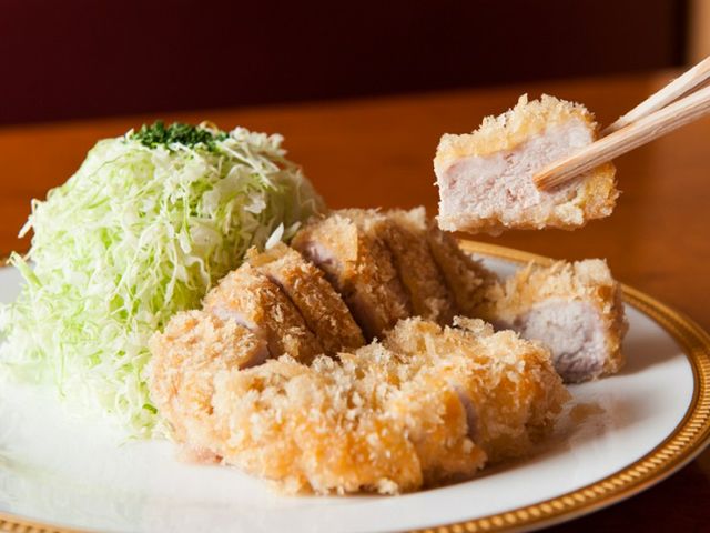 黄金色的外衣包裹着肉质鲜美的元祖炸猪排