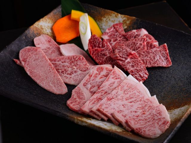 Enjoy carefully selected black wagyu beef and domestic offal at a quiet hideaway in Nishi-Shinjuku.