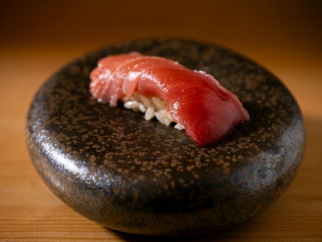 How about indulging in seasonal dishes and sake at a hidden sushi restaurant in Shimbashi?
