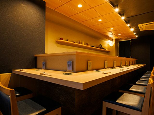 Recommended sushi restaurant in Tokyo where one can enjoy the craftsmanship and authentic flavors.