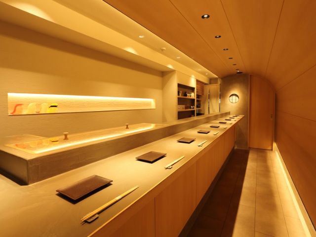 Recommended sushi restaurant in Tokyo where one can enjoy the craftsmanship and authentic flavors.