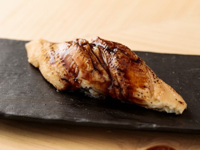츠키지 시장에서 가볍게 즐길 수 있는 맛있는 스시! 니기리와 해산물 덮밥이 풍부하고 기쁜 명쾌한 계산