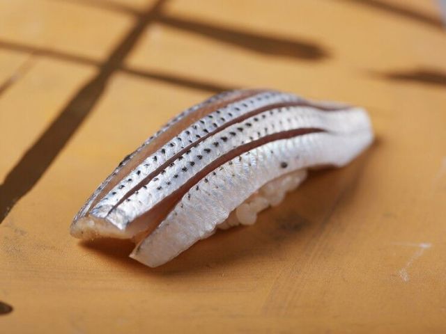 高級店的味道不拘小節，能以立食的方式合理地品嚐壽司店