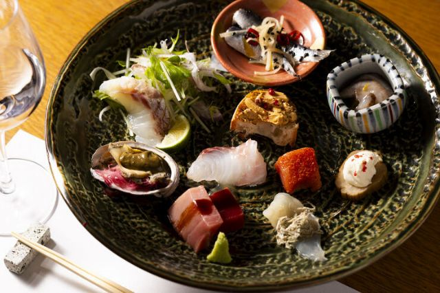 A hidden gem in Ginza where one can enjoy innovative cuisine and carefully selected sake.