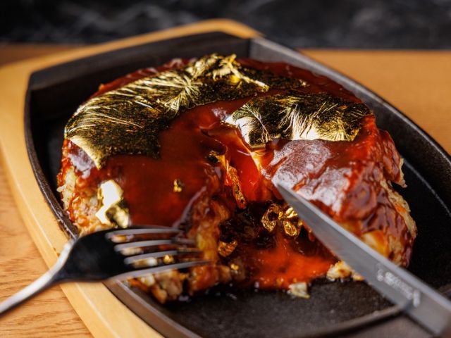 Three different areas are attractive. A teppanyaki dining experience that moves people.