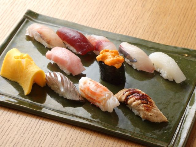 Enjoy exquisite Edomae sushi that has been meticulously prepared, accompanied by sake.