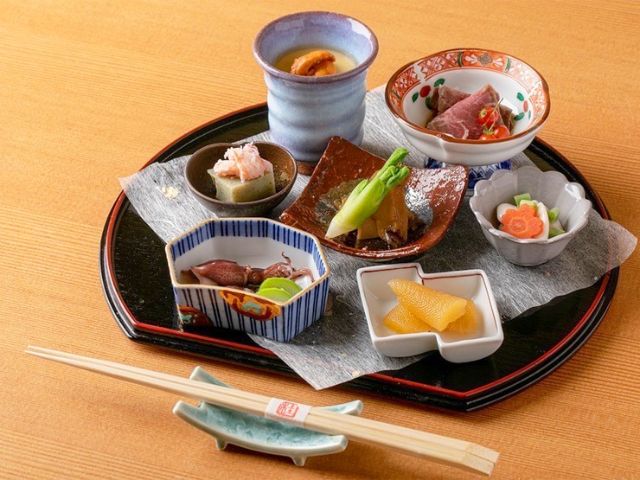 使用时令食材的奢华料理,慢慢品味每一口
