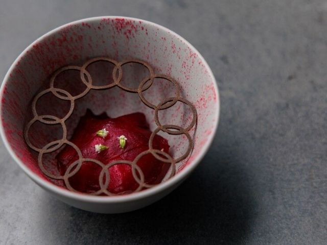 Proposing modern French cuisine that incorporates Japanese ingredients and free-spirited ideas.