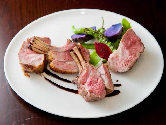Enjoy charcoal-grilled dishes that bring out the flavors of the ingredients, paired with wine.