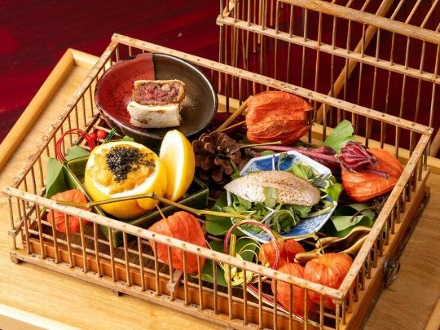 以「品味日本」為主題的美麗和食套餐，搭配日本酒