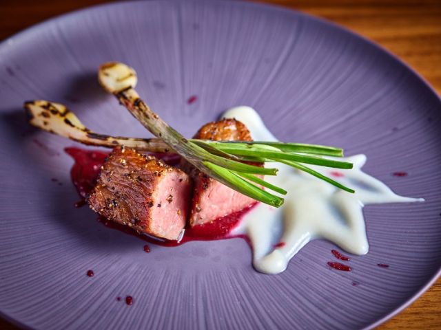 Enjoy the delicious seasonal blessings while feeling the modern Ryukyu atmosphere.