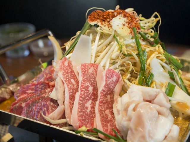在欣赏海洋景观的同时,品尝冲绳品牌牛肉和猪肉的对比