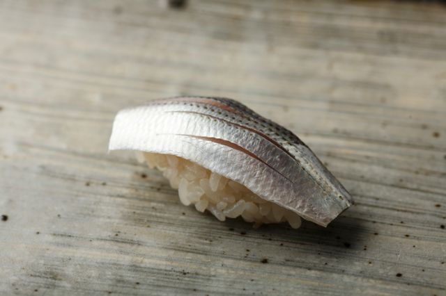 A restaurant in Tokyo where one can enjoy a luxurious lunch featuring sushi and eel dishes.