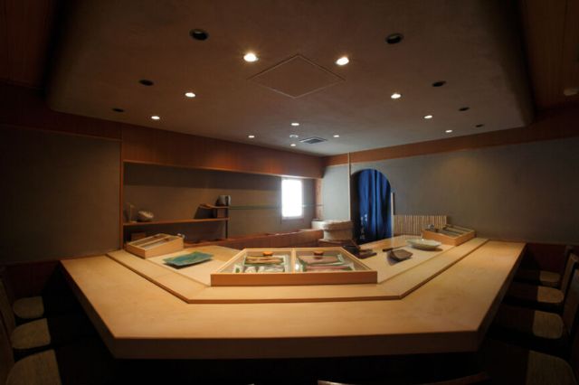 A restaurant in Tokyo where one can enjoy a luxurious lunch featuring sushi and eel dishes.