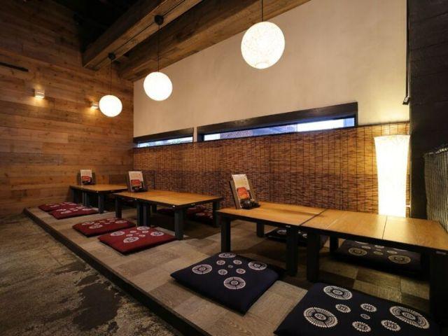 도쿄에서 호화로운 런치를 즐길 수 있는 스시와 장어 요리 전문점
