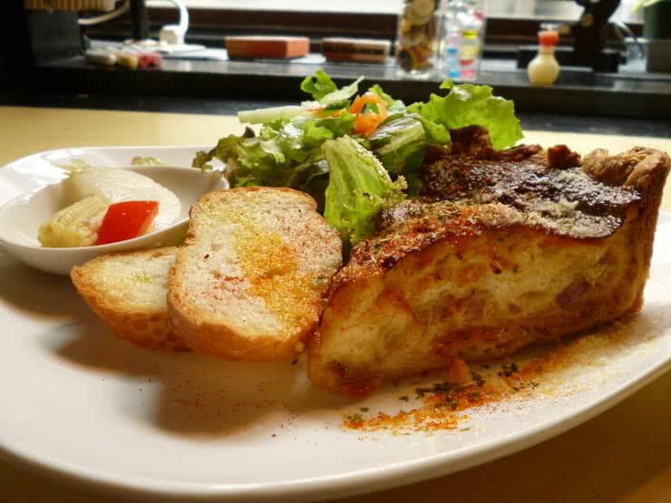 3. Blikje Button Cafe & Dining Shimokitazawa Branch
