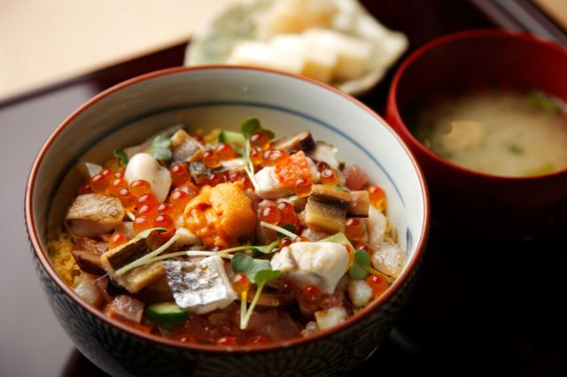 可以享受奢華午餐的東京壽司和鰻魚料理店