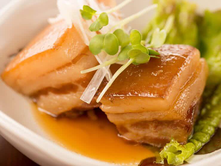 藤蔓環繞的外觀、樹海般的裝潢、琉球士族住宅～獨特沖繩餐廳～