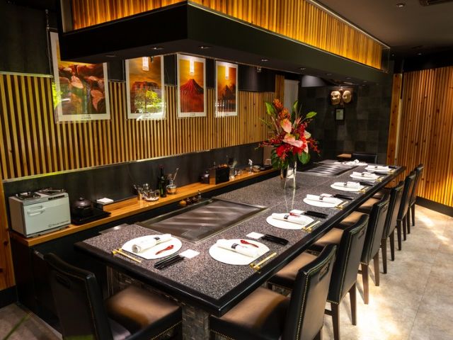 A restaurant where one can fully enjoy popular Japanese cuisine such as teppanyaki and shabu-shabu in a course format | Okinawa