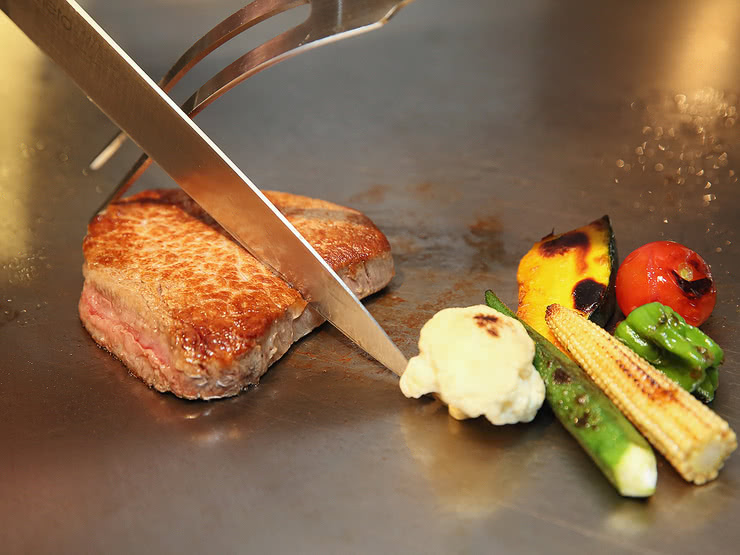 4.TEPPAN ＆ WINE MASA（鐵板燒）