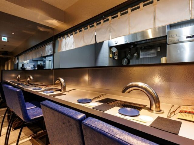 A restaurant that serves delicious meat dishes, which one would like to visit while sightseeing in Kobe.