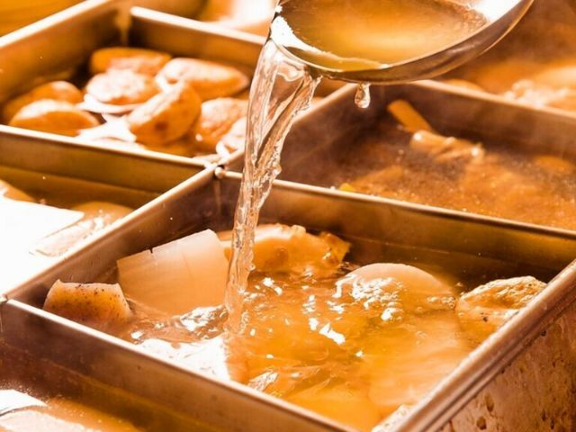 圍著精緻火鍋料理熱鬧聚餐的大阪店家5選