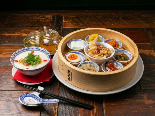 Recommended restaurants in Osaka where one can enjoy curry and Chinese cuisine.
