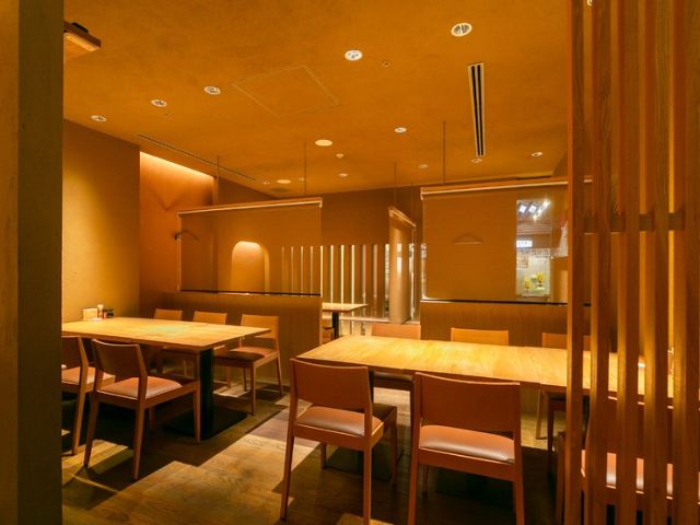 A variety of Osaka's Japanese restaurants, including popular seafood bowls, sushi, and shabu-shabu | Osaka