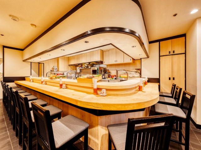 A variety of Osaka's Japanese restaurants, including popular seafood bowls, sushi, and shabu-shabu | Osaka