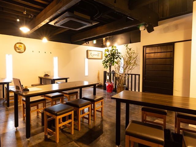 A variety of Osaka's Japanese restaurants, including popular seafood bowls, sushi, and shabu-shabu | Osaka